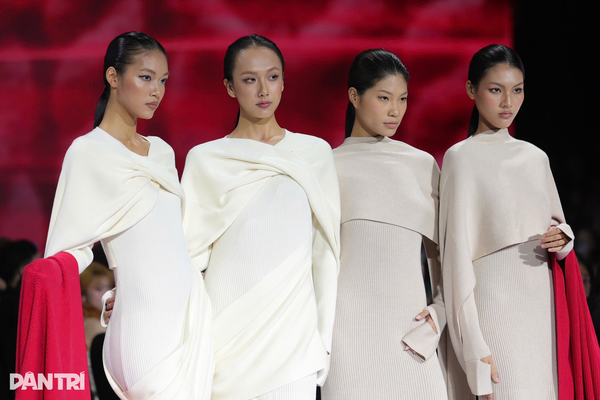 Top 4 Next Top Model đọ dáng trên sàn catwalk, Mai Hoa phục hồi sau cú ngã - 1