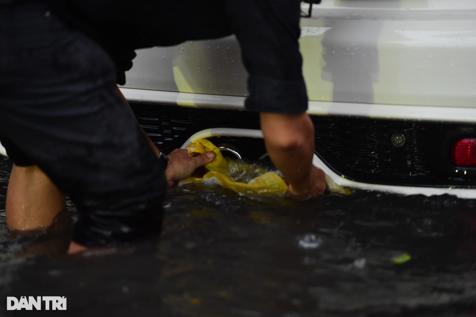 Nhiều người ngã nhào trên đường ngập trong cơn mưa lớn kéo dài ở TPHCM - 10 Nhiều người ngã nhào trên đường ngập trong cơn mưa lớn kéo dài ở TPHCM - 10