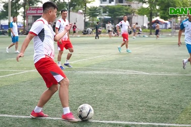 Đội bóng Báo Dân trí giao lưu với Công an Thị xã Kinh Môn dịp 19/8