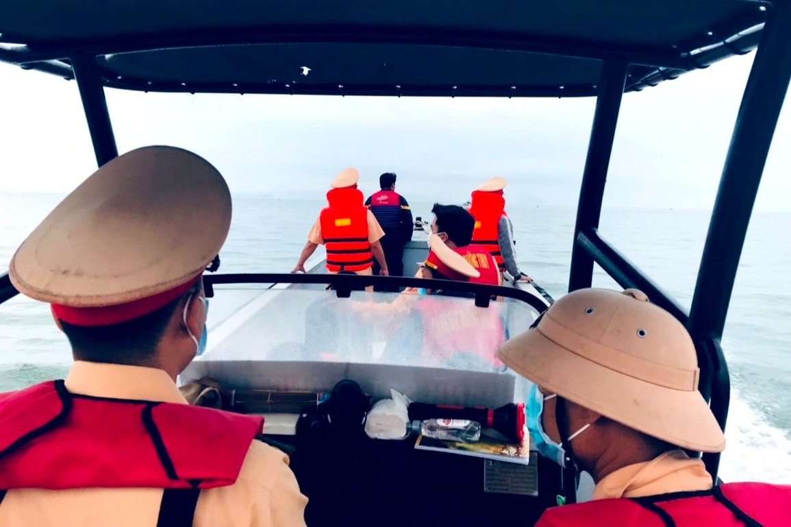 Tìm thấy thêm một thi thể, vẫn còn một nạn nhân mất tích ở biển Cửa Đại - 1 Tìm thấy thêm một thi thể, vẫn còn một nạn nhân mất tích ở biển Cửa Đại - 1