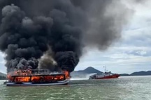 Tàu chở khách bốc cháy ngùn ngụt, 25 người may mắn thoát nạn