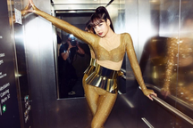 Lisa chung khung hình với Đệ nhất phu nhân Pháp, "xả" loạt ảnh triệu view