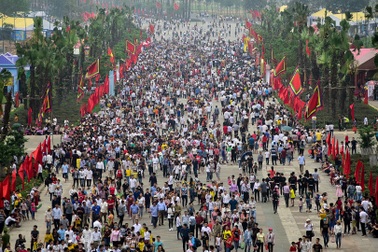 Biển người hành hương về Đền Hùng trước ngày Giỗ Tổ