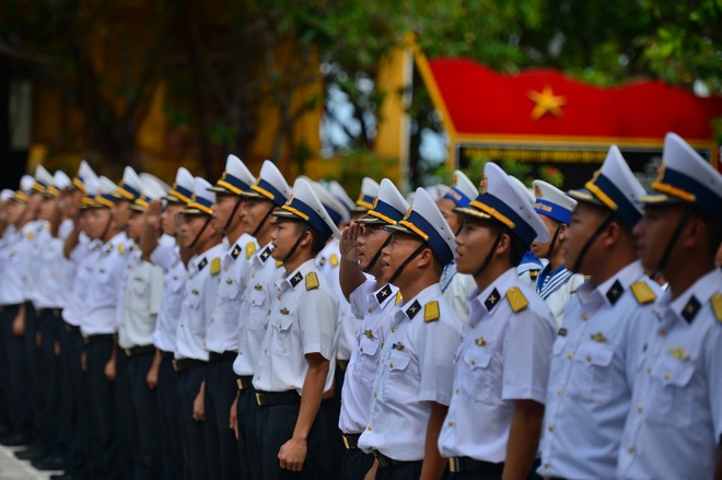 Thiêng liêng lễ chào cờ đầu năm mới tại Trường Sa - 10