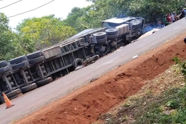 Xe container lật ngang sau va chạm, 2 bà cháu tử vong