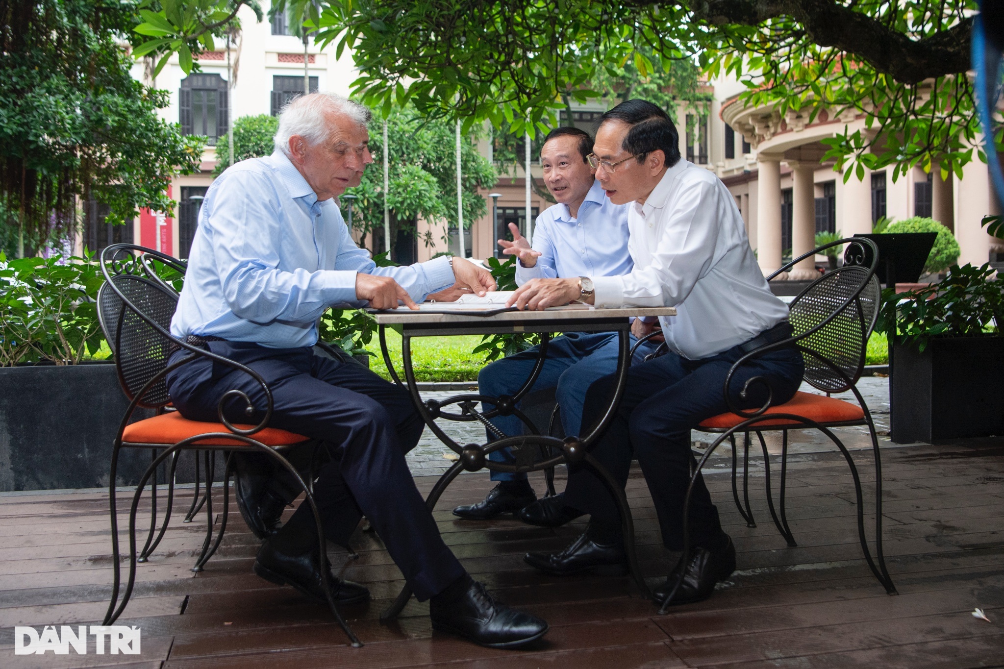 یورپی کمیشن کے نائب صدر نے ویتنامی کافی اور تازگی بخش مشروبات سے لطف اندوز ہوتے ہیں - 6 Phó Chủ tịch Ủy ban châu Âu thích thú cà phê và đồ uống giải nhiệt Việt Nam - 6