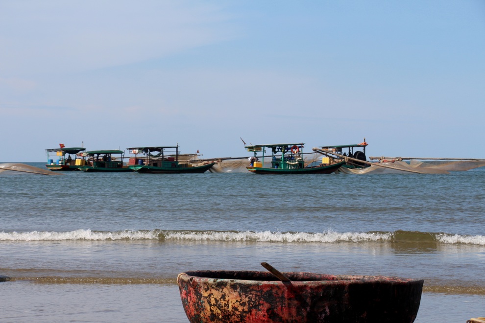 Ngư dân trúng mùa ruốc, thu tiền triệu mỗi ngày - 2 Ngư dân trúng mùa ruốc, thu tiền triệu mỗi ngày - 2