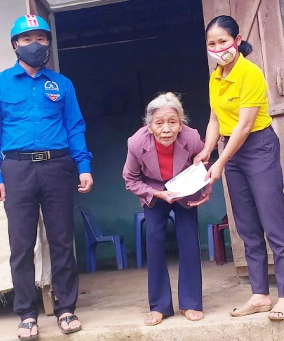 Bán gà ủng hộ quỹ chống dịch Covid-19, cụ bà được nhận quà của bạn đọc - 3 Bán gà ủng hộ quỹ chống dịch Covid-19, cụ bà được nhận quà của bạn đọc - 3