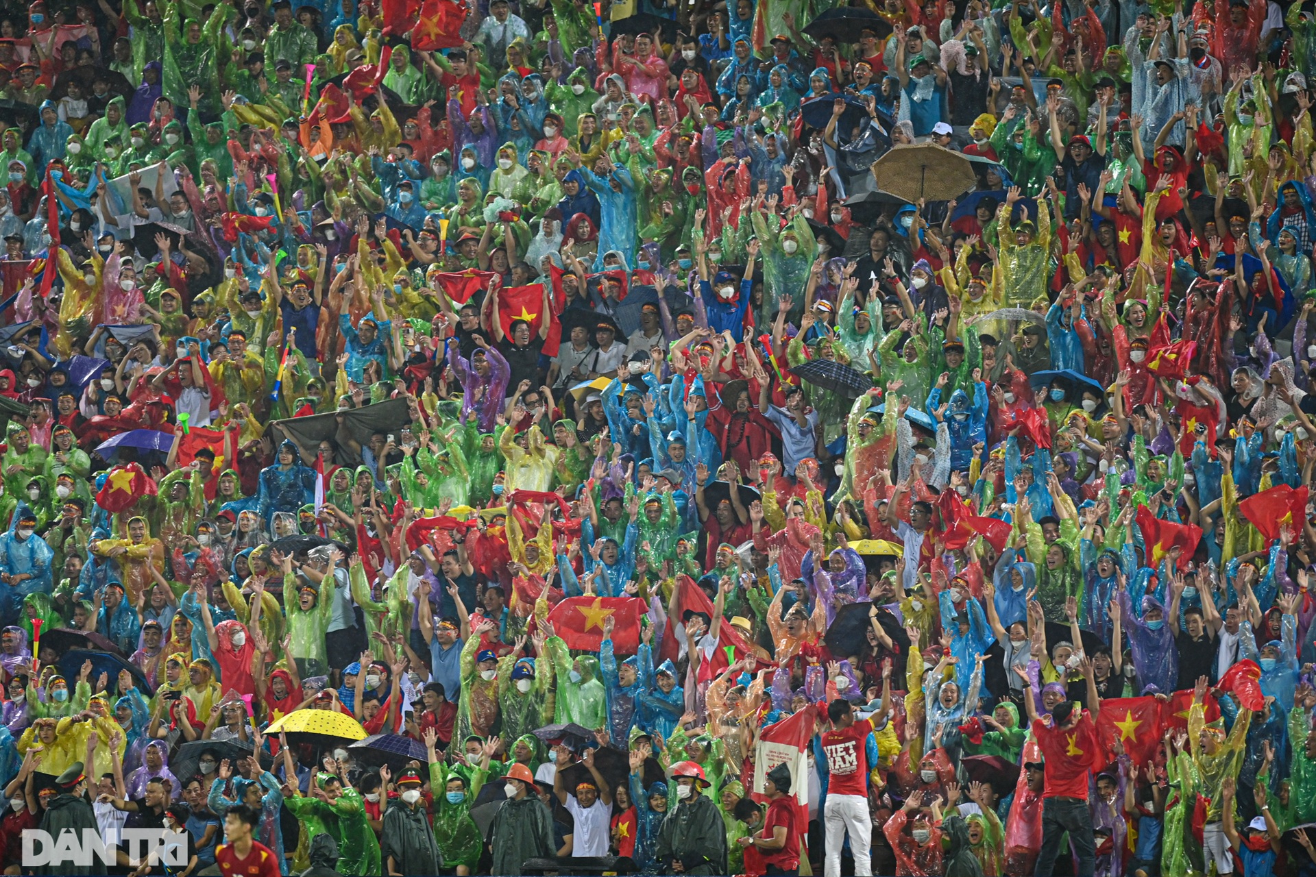 Biển người đội mưa chật kín sân Việt Trì cổ vũ U23 Việt Nam - 13