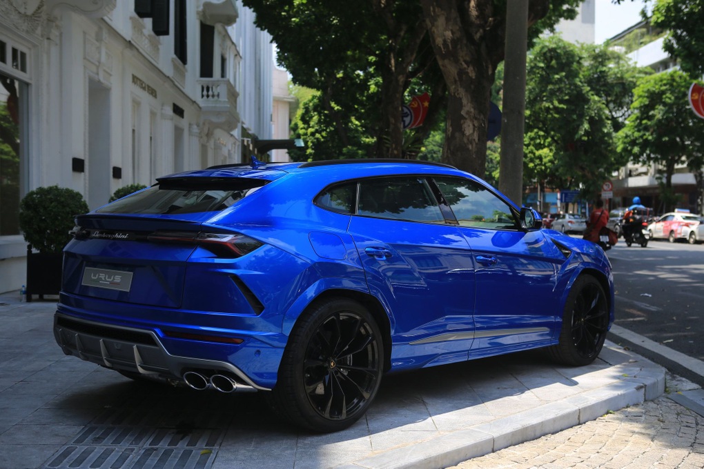 Soi chi tiết siêu SUV Lamborghini Urus màu lạ tại Hà Nội - 13 Soi chi tiết siêu SUV Lamborghini Urus màu lạ tại Hà Nội - 13