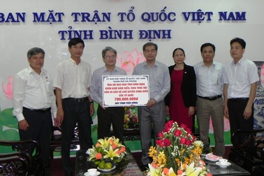 Trao 700 triệu đồng hỗ trợ ngư dân hướng về biển Đông 