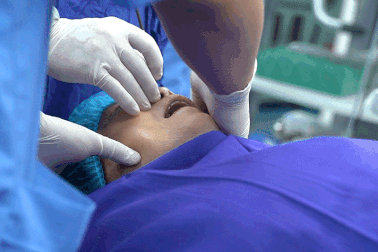 Xem bác sĩ làm “thám tử giấc ngủ”, truy tìm thủ phạm gây ngáy