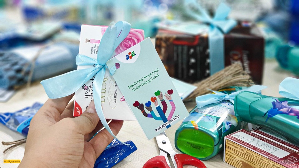 Dân công sở gói quà, sáng tác nhạc tặng y bác sĩ tuyến đầu chống dịch - 2 Dân công sở gói quà, sáng tác nhạc tặng y bác sĩ tuyến đầu chống dịch - 2