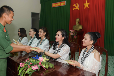 Hoa hậu, Á hậu xúc động khi tặng sách tại Sư đoàn bộ binh 5, quân khu 7