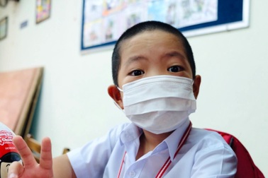 Đà Nẵng: Phụ huynh đến nhận đề kiểm tra từ giáo viên mang về cho con làm