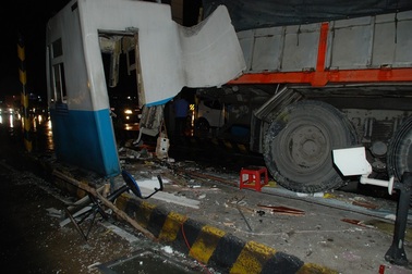 Xe tải tông sập cabin trạm thu phí, nhân viên bán vé may mắn thoát chết