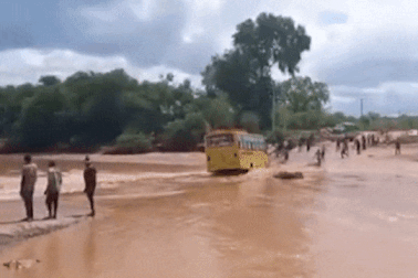 Hơn 20 người thiệt mạng khi xe chở dàn đồng ca bị nước lũ cuốn trôi