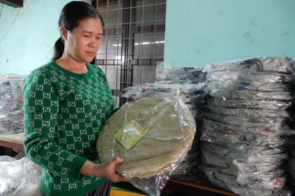 Làng bánh tráng Túy Loan: Dậy từ 2 giờ sáng tráng bánh phục vụ Tết - 7 Làng bánh tráng Túy Loan: Dậy từ 2 giờ sáng tráng bánh phục vụ Tết - 7