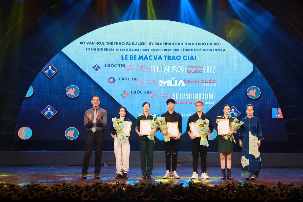 Nhiều nghệ sĩ còn loay hoay chưa thoát được cái bóng của mình - 4 Nhiều nghệ sĩ còn loay hoay chưa thoát được cái bóng của mình - 4