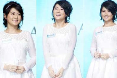 Nữ ca sĩ bị bỏng Selina “tái xuất” với hình ảnh xinh đẹp