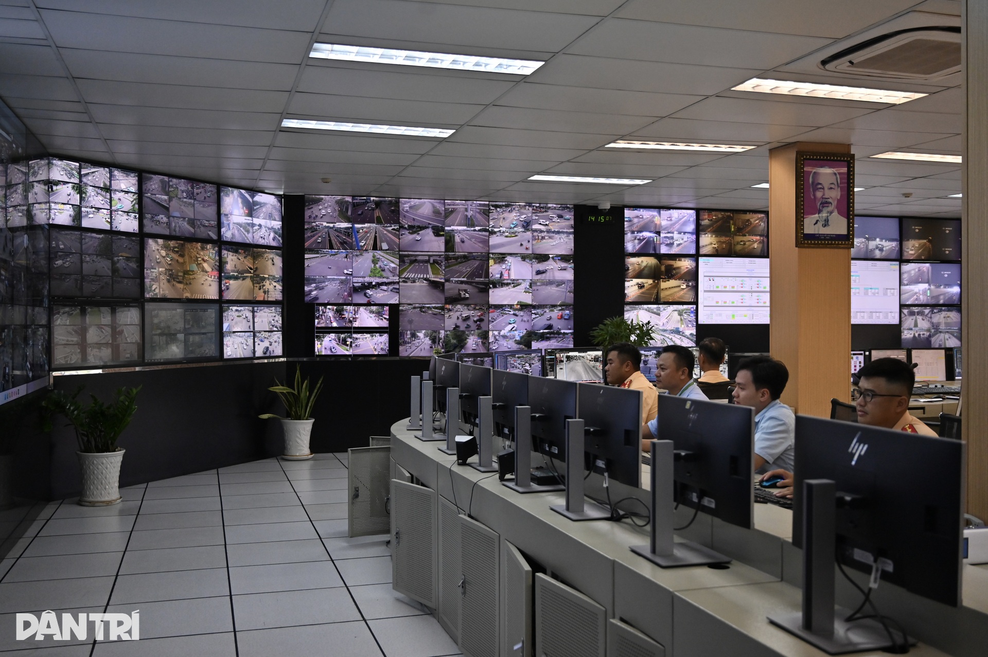 Bên trong trung tâm giám sát camera AI ghi nhận phạt nguội ở TPHCM - 1