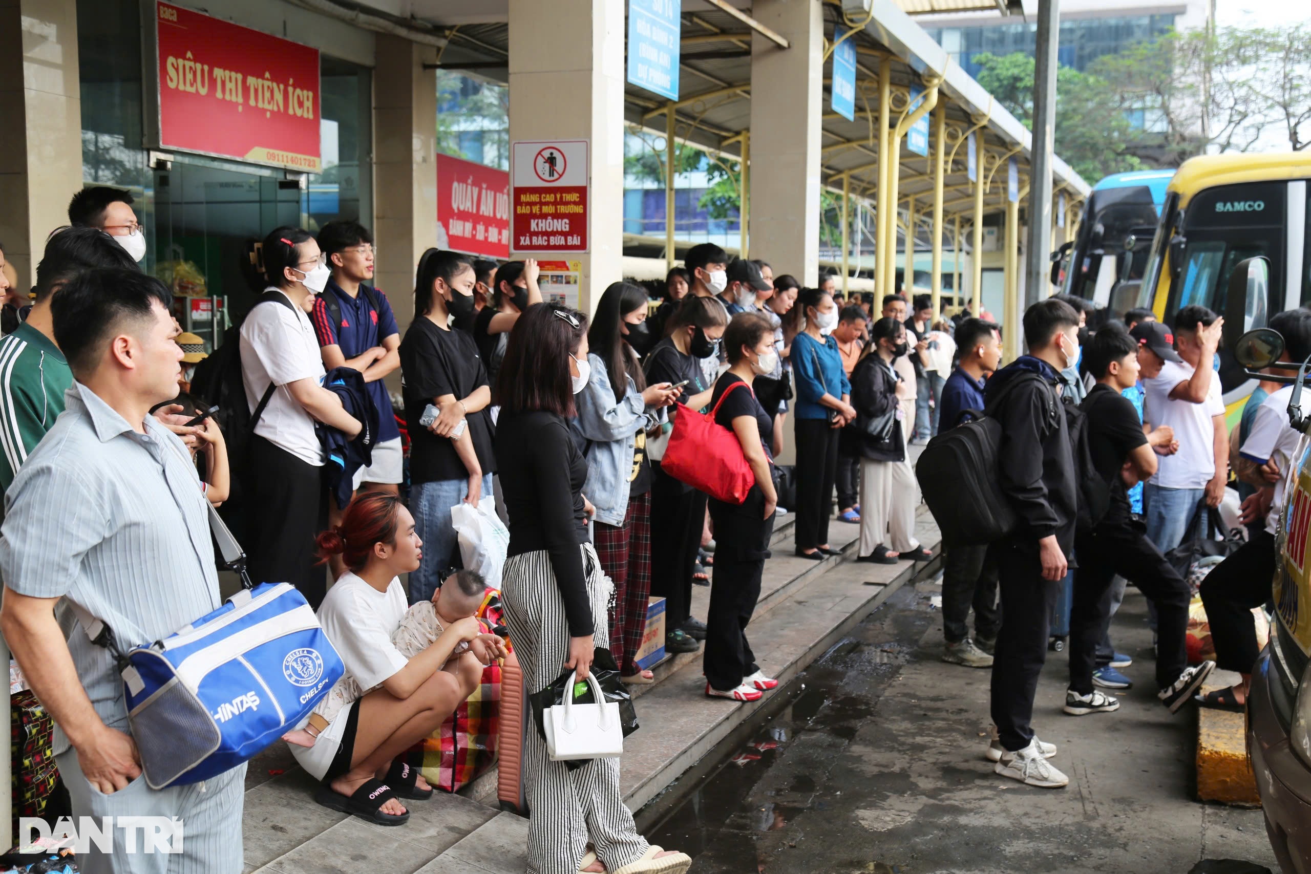 Đông nghịt người về quê nghỉ lễ 30/4, Vành đai 3 trên cao ùn tắc hơn 5km - 6 Đông nghịt người về quê nghỉ lễ 30/4, Vành đai 3 trên cao ùn tắc hơn 5km - 6