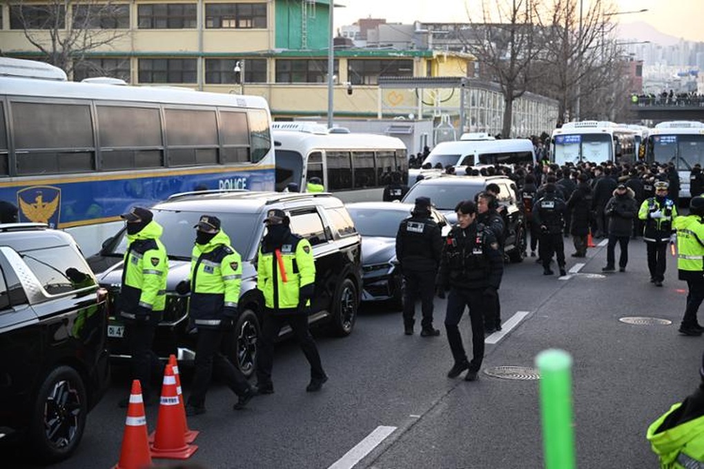 Cảnh sát, công tố viên Hàn Quốc tạm ngừng thực thi lệnh bắt Tổng thống - 1