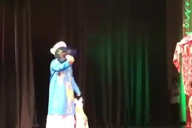 “Cậu bé Việt tặng hoa nguyên thủ” hát chầu văn trong chương trình vì hòa bình của UNESCO