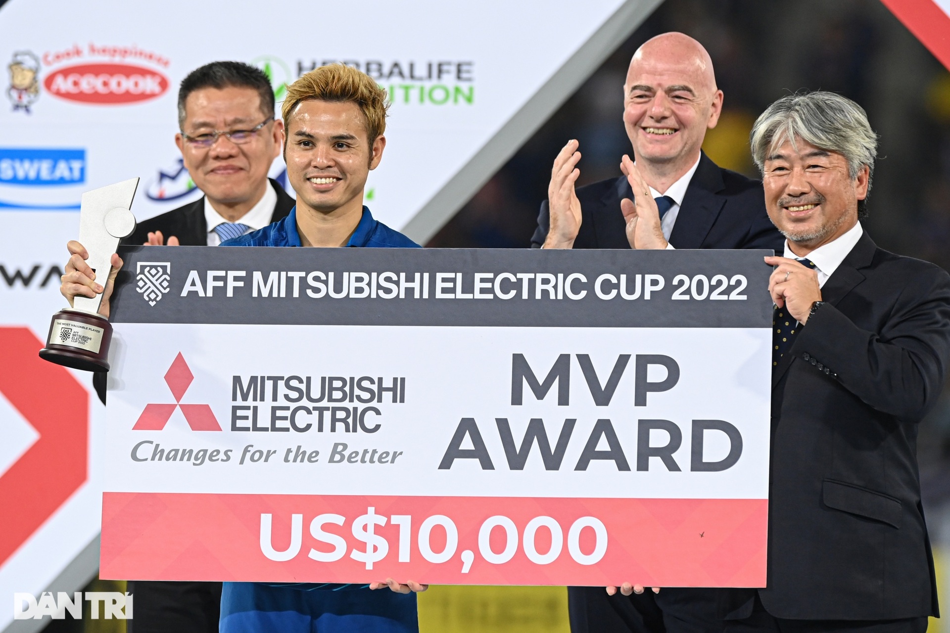 Chủ tịch FIFA nắm tay Hùng Dũng, trao cúp cho đội vô địch AFF Cup - 10 Chủ tịch FIFA nắm tay Hùng Dũng, trao cúp cho đội vô địch AFF Cup - 10