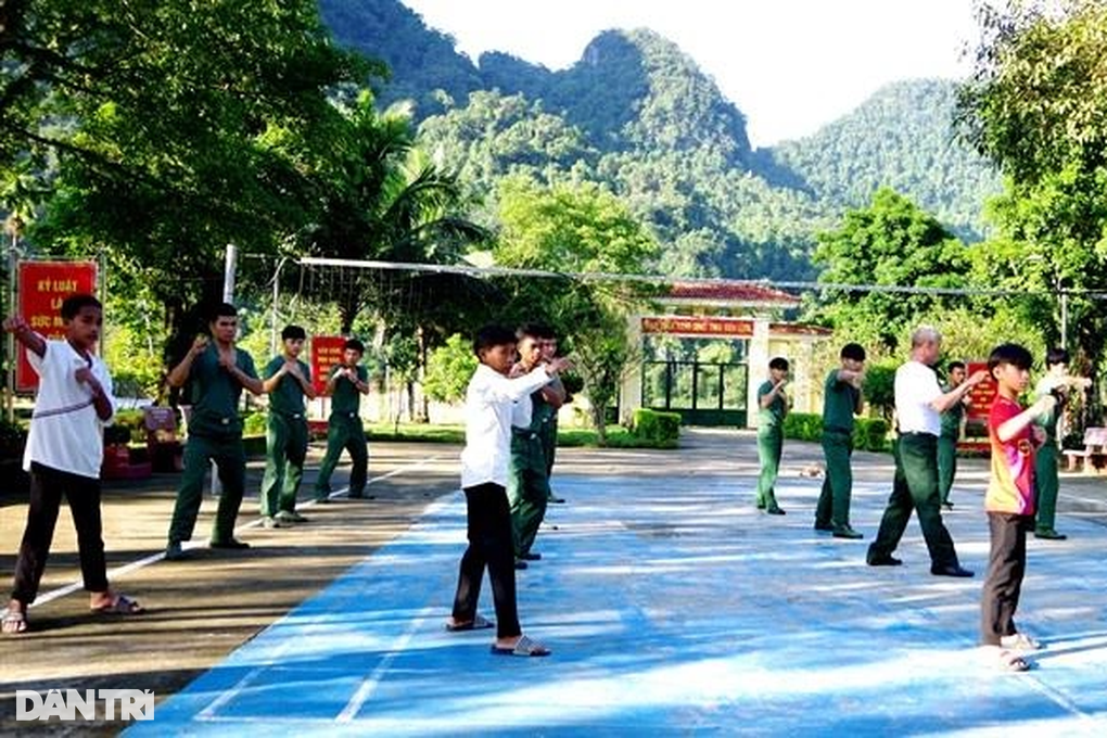 Những ông bố nuôi mang quân hàm xanh của học trò người Rục - 3 Những ông bố nuôi mang quân hàm xanh của học trò người Rục - 3