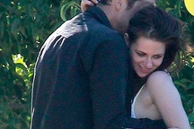 Những bức ảnh gây sốc của Kristen Stewart với bồ già