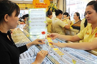 Vàng tăng giá trở lại, nhà đầu tư tranh thủ xả hàng