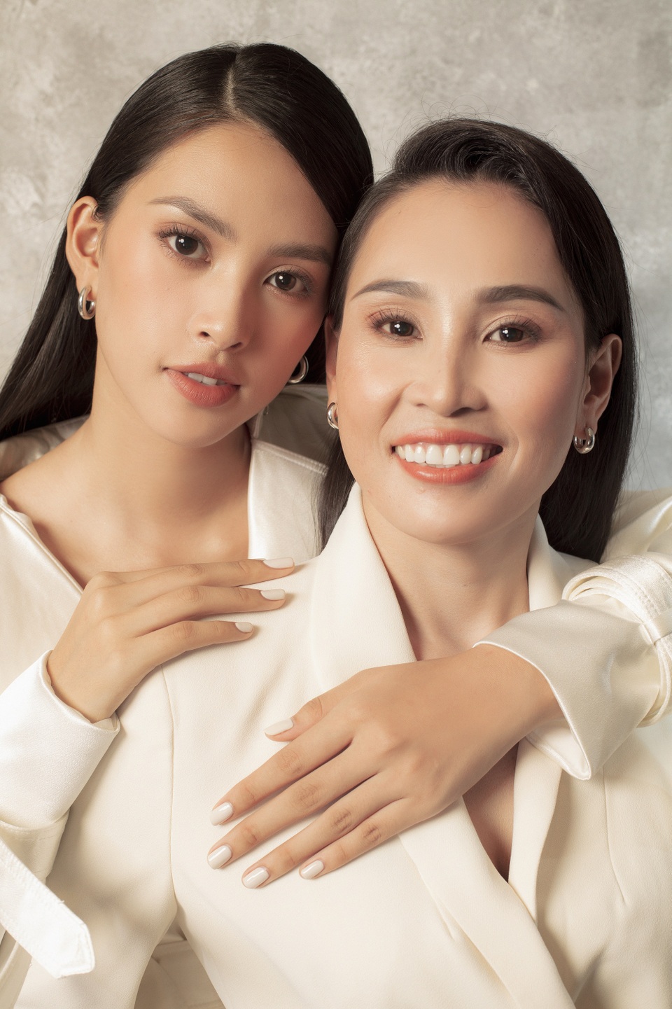 Hoa hậu Trần Tiểu Vy: Người phụ nữ đẹp nhất chính là mẹ - 1 Hoa hậu Trần Tiểu Vy: Người phụ nữ đẹp nhất chính là mẹ - 1