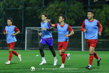 Tuyển Việt Nam tập luyện dưới trời lạnh, sẵn sàng đọ sức với Trung Quốc