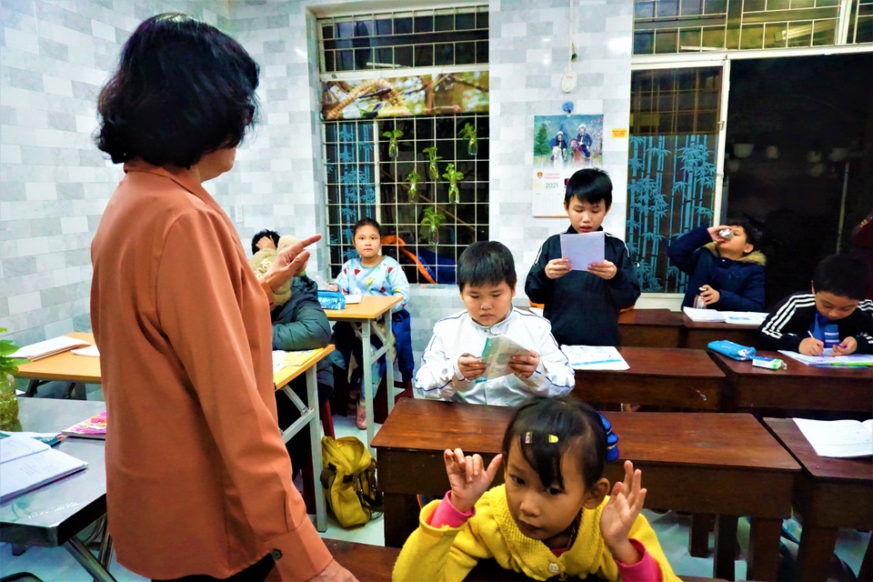 Cô giáo về hưu mở lớp miễn phí giúp học trò khó khăn - 1 Cô giáo về hưu mở lớp miễn phí giúp học trò khó khăn - 1