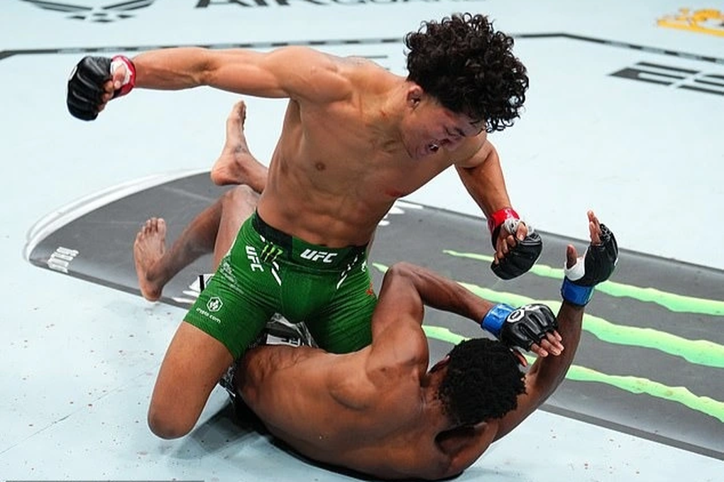 Võ sĩ 18 tuổi hạ đo ván đối thủ chỉ sau 54 giây - 2