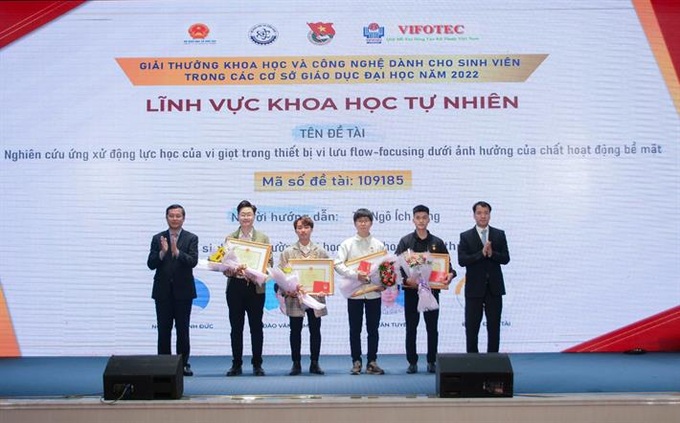 Thứ trưởng Nguyễn Văn Phúc và đại diện Trung ương Đoàn thanh niên cộng sản HCM trao Bằng khen của Bộ GD&ĐT và Huy hiệu tuổi trẻ sáng tạo của Trung ương Đoàn TNCS Hồ Chí Minh cho các sinh viên đoạt giải Nhất.