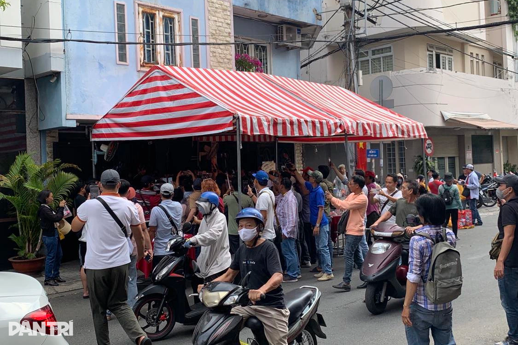 Giỗ đầu NSƯT Vũ Linh: YouTuber vây kín, con gái xúc động chia sẻ sau ồn ào - 2 Giỗ đầu NSƯT Vũ Linh: YouTuber vây kín, con gái xúc động chia sẻ sau ồn ào - 2