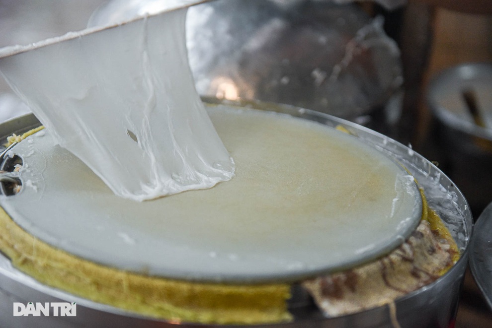 Chủ quán bánh cuốn 3 đời đông khách tiết lộ bí quyết là... chiếc cối đá - 5 Chủ quán bánh cuốn 3 đời đông khách tiết lộ bí quyết là... chiếc cối đá - 5