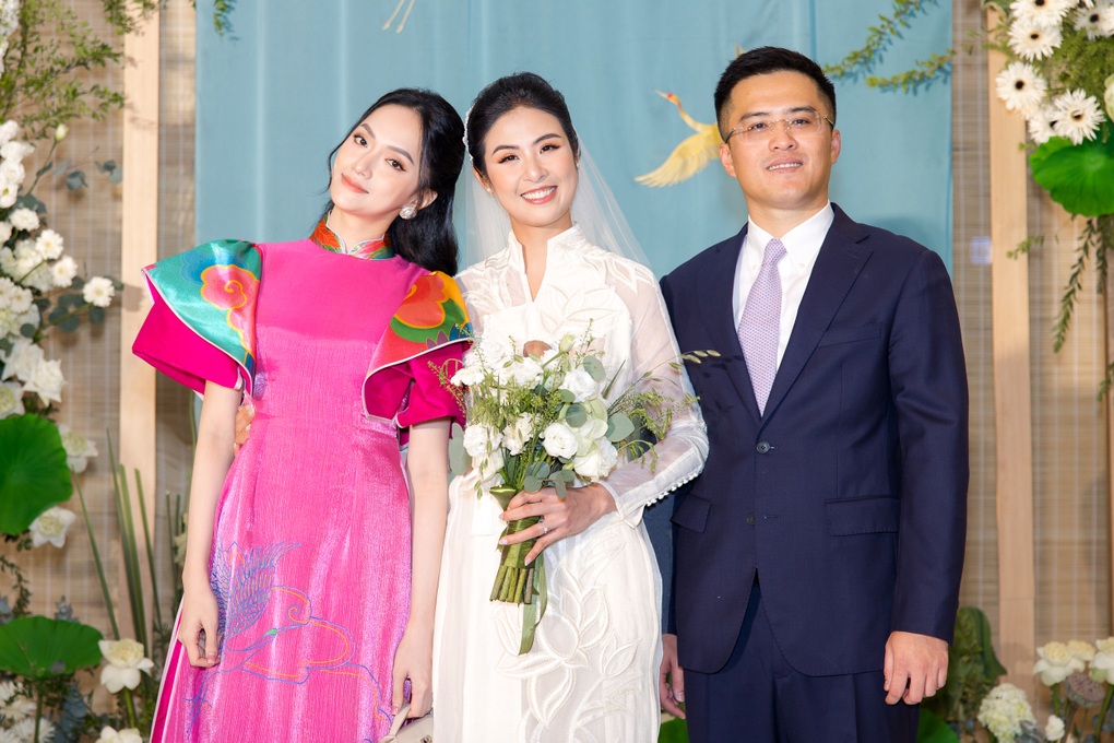 Vợ chồng Đỗ Mỹ Linh, Đặng Thu Thảo và dàn hoa hậu đổ bộ đám cưới Ngọc Hân - 5 Vợ chồng Đỗ Mỹ Linh, Đặng Thu Thảo và dàn hoa hậu đổ bộ đám cưới Ngọc Hân - 5