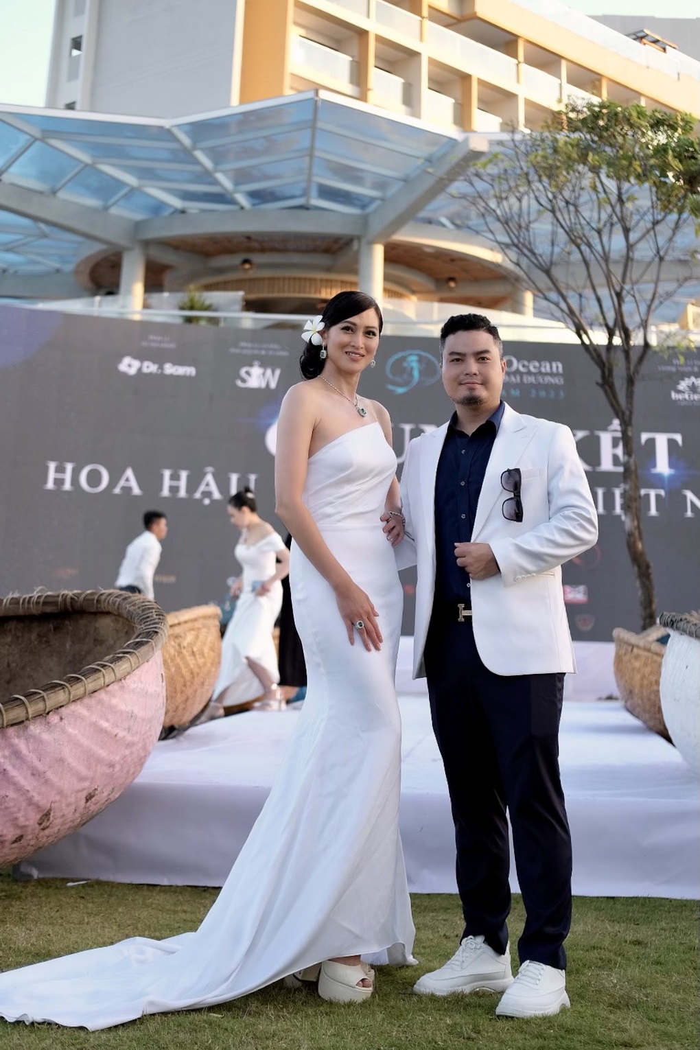 Cựu siêu mẫu Elizabeth Thủy Tiên diện váy đuôi cá, khoe vóc dáng quyến rũ - 3 Cựu siêu mẫu Elizabeth Thủy Tiên diện váy đuôi cá, khoe vóc dáng quyến rũ - 3