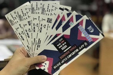 Bắt tại trận bảo vệ Liên đoàn Bóng đá Việt Nam tuồn vé mời cho trùm phe vé