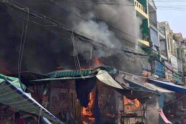 6 người mắc kẹt trong ngôi nhà cháy dữ dội ở Sài Gòn