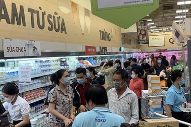 TPHCM: Trước giờ G thực hiện giãn cách, người dân "chen chân" mua sắm