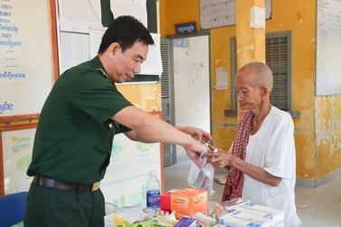 Vượt biên giới… chữa bệnh cho dân nước bạn