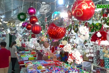 Người dân TPHCM "tranh thủ" mua sắm đồ trang trí Noel
