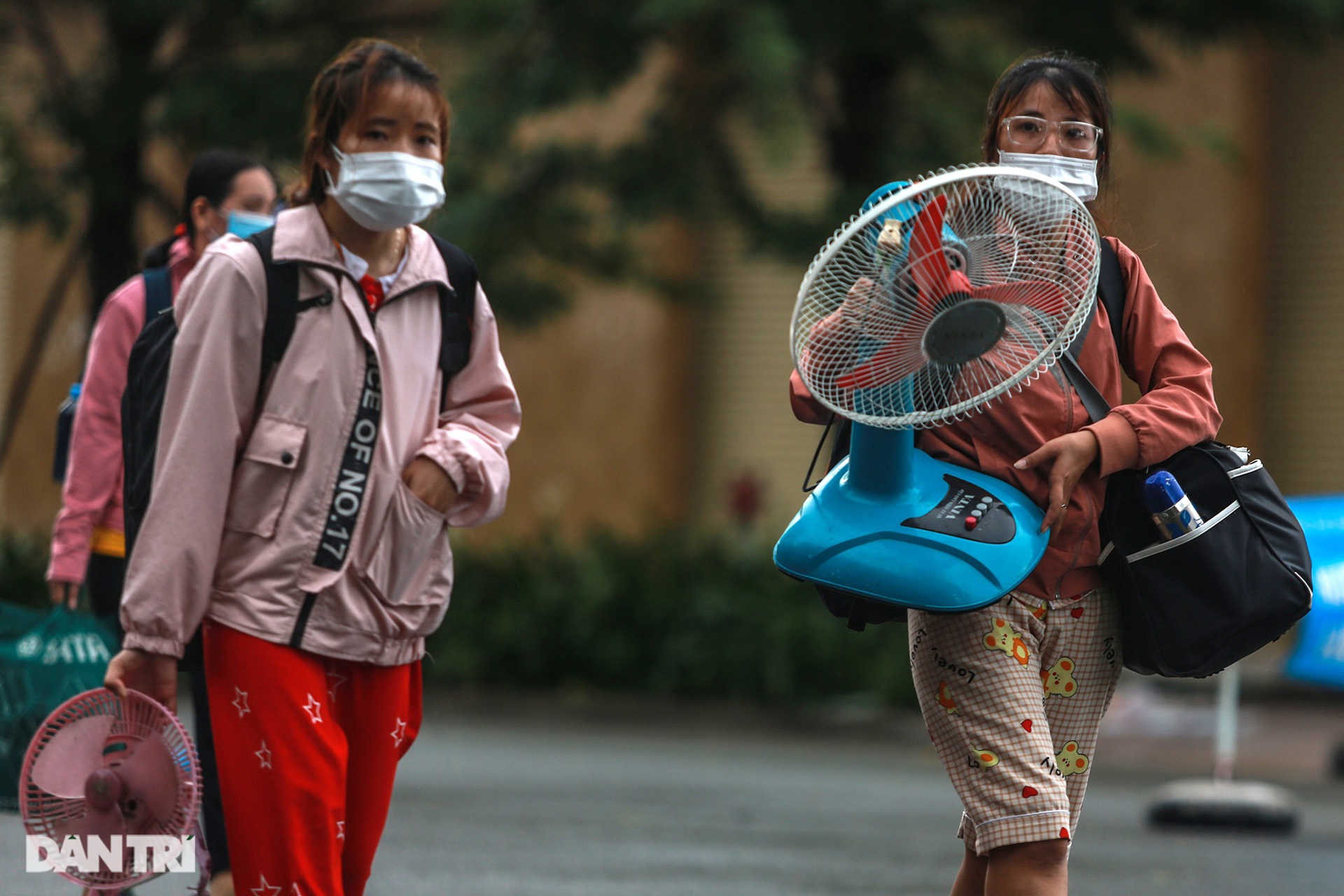 Gần 1.500 người khỏi Covid-19 ở TPHCM vui mừng khi được trở về nhà - 3