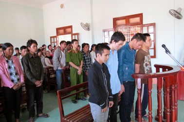 Vô cớ chém người đi đường dã man