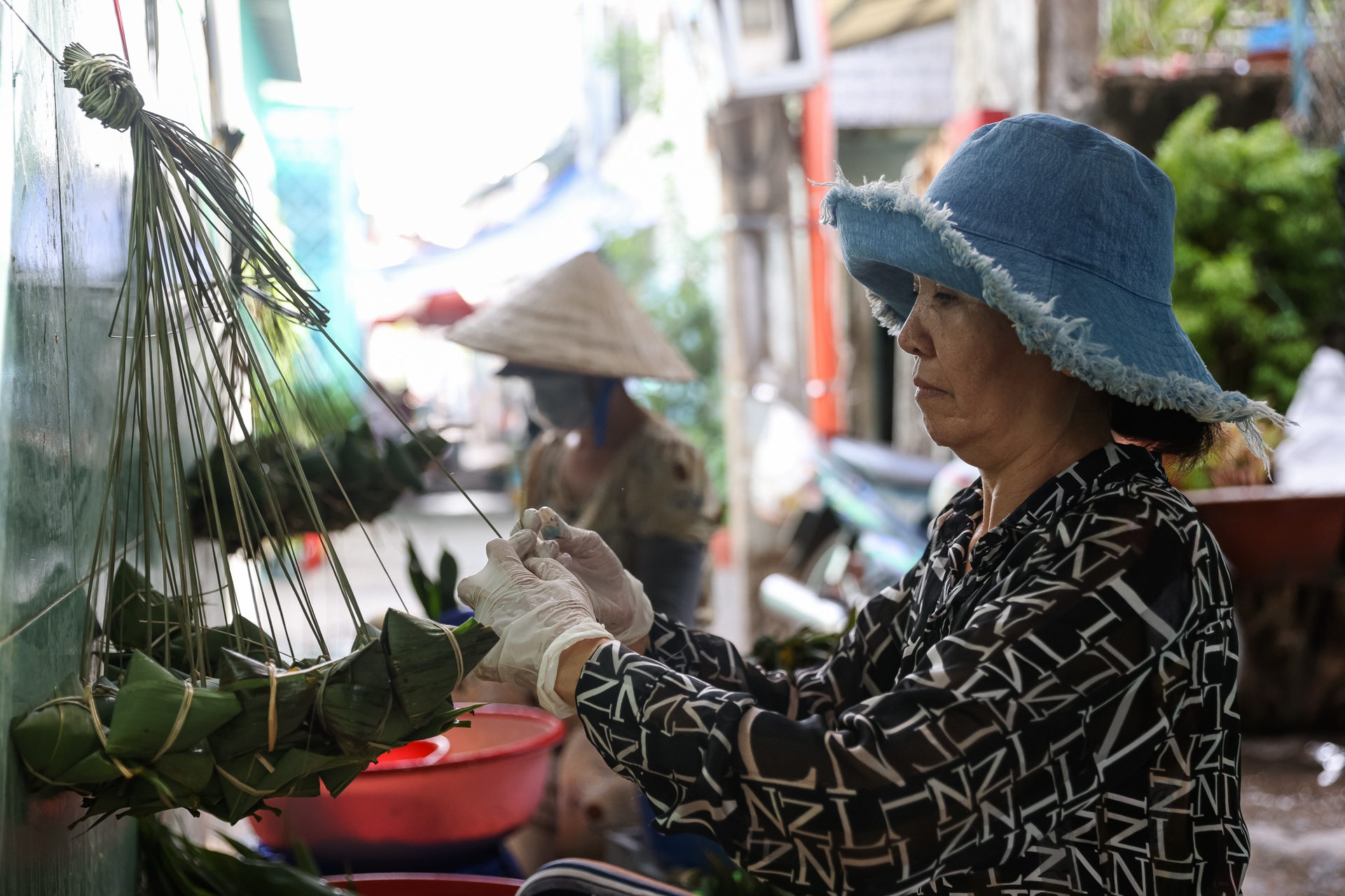 Hơn nửa thế kỷ giữ lửa nồi bánh ú lá tre dịp Tết Đoan Ngọ - 6 Hơn nửa thế kỷ giữ lửa nồi bánh ú lá tre dịp Tết Đoan Ngọ - 6