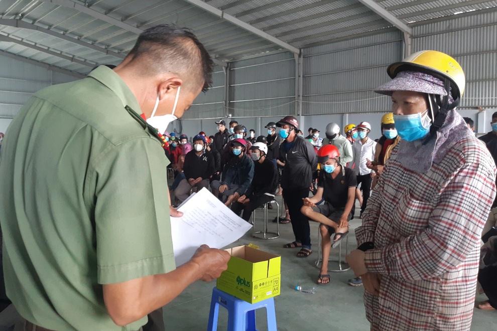 Hàng ngàn người dân mắc kẹt giữa đường vì không thể qua chốt về quê - 3 Hàng ngàn người dân mắc kẹt giữa đường vì không thể qua chốt về quê - 3